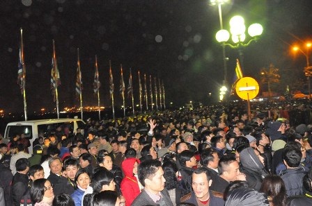 Hạng vạn người chen chúc nhau, chật cứng quanh khu vực đền Thiên Trường.