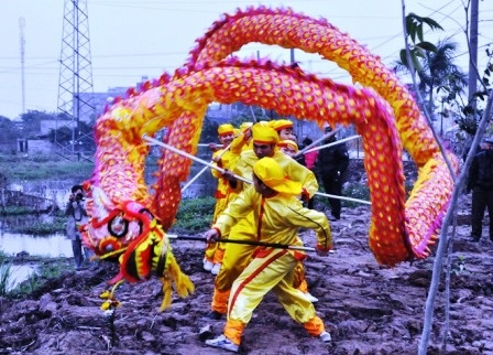  Đội múa rồng tại lễ “rước nước, tế cá”.