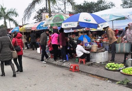 Các quán nước, hàng ăn, đồ lưu niệm mọc lên như nấm.