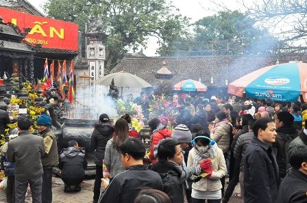 Nơi tập trung đông người nhất là Đền Thiên Trường.