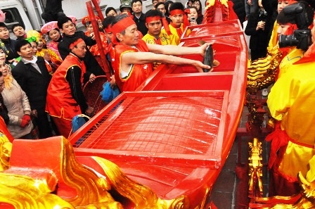 Đưa cá vào kiệu rước về đền Thiên Trường.