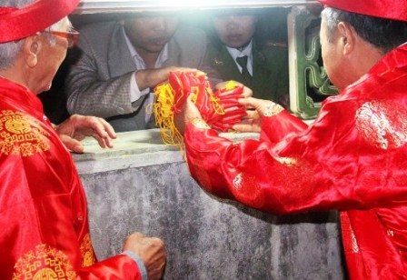 Chuẩn bị 100.000 túi lương cho lễ phát lương Đền Trần Thương - 4 Các cụ bô lão phát lương cho nhân dân và khách thập phương tại lễ hội phát lương năm 2013.