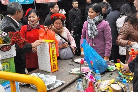 Du khách chuẩn bị lễ vật trước khi vào đền.