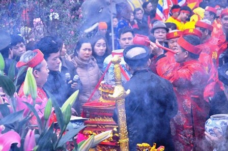  Làm lễ “rước nước, tế cá” tại đền Thiên Trường.