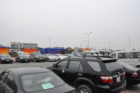  Bãi đỗ xe cũng gần như chật cứng.