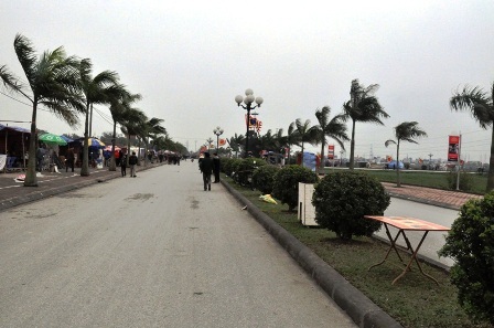  Người dân đặt bàn, chiếu để “xí chỗ” trước.