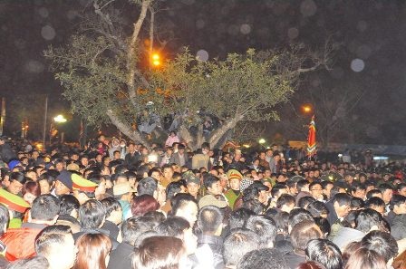 Hạng vạn người chen chúc nhau, chật cứng quanh khu vực đền Thiên Trường.