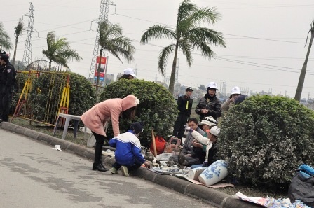 Dải phân cách làn đường cũng được tận dụng làm nơi bán hàng.