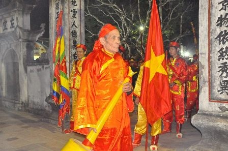 Đoàn rước kiệu tiến về đền Thiên Trường.