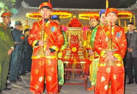 Đoàn rước kiệu tiến về đền Thiên Trường.