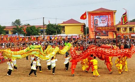 Tiếp theo là màn múa rồng.