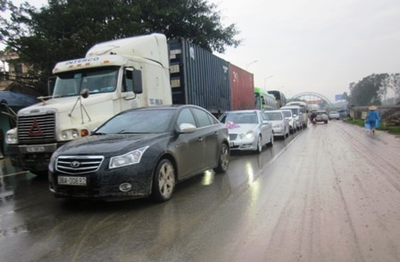 Xe tải gãy trục, QL1A tắc nghẽn nhiều giờ