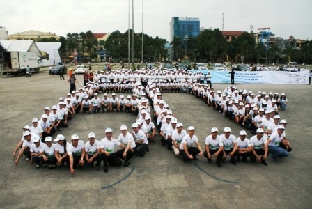 Hàng trăm người cùng nhau xếp biểu tượng “60+” để mít tinh hưởng ứng Giờ trái đất năm nay.