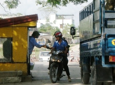 Nhân viên bán vé tại bến phà Bút Sơn chỉ đứng ra thu tiền nhưng không xé vé.