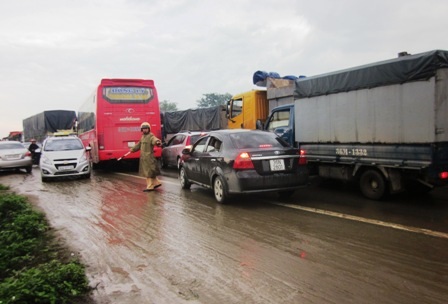  Lực lượng CSGT Công an tỉnh Thanh Hóa đã phải xuống đường để điều tiết giao thông.