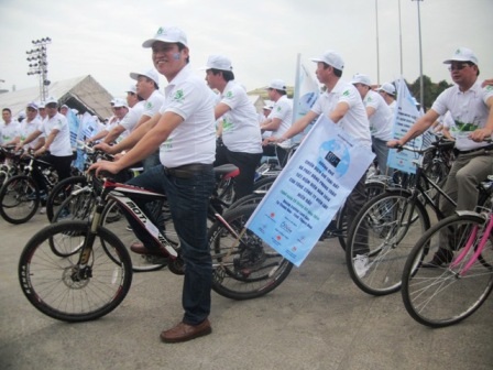 Hàng trăm người cùng nhau xếp biểu tượng “60+” để mít tinh hưởng ứng Giờ trái đất năm nay.