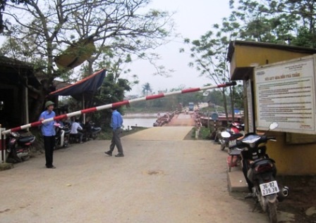 Nhân viên bán vé tại bến phà Bút Sơn chỉ đứng ra thu tiền nhưng không xé vé.