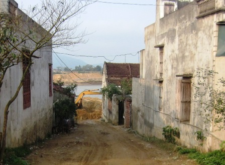 Một trong những con đường từ bãi cát dẫn lên đê tại thôn 9 xã Thiệu Khánh.