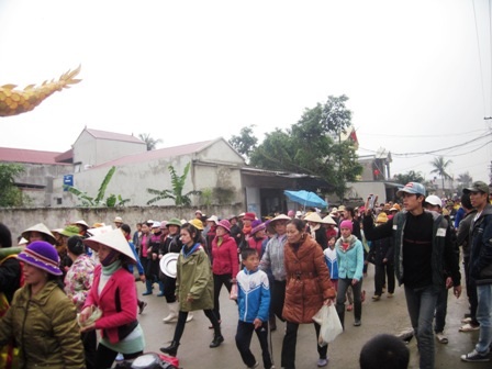 Hàng nghìn người tập trung về sân khấu chính để tham dự lễ cầu ngư - cầu an năm 2014.