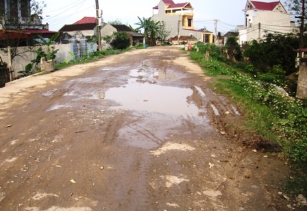 Ngay trên mặt đê bằng bê tông cũng lún, nước đọng thành từng vũng.