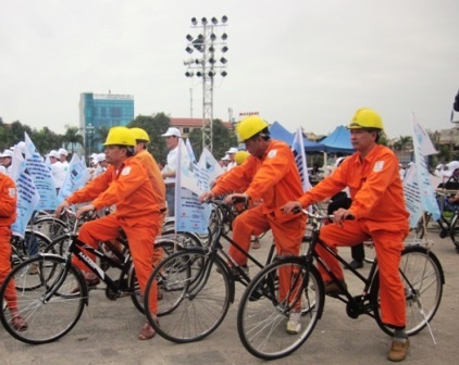 Hàng trăm người cùng nhau xếp biểu tượng “60+” để mít tinh hưởng ứng Giờ trái đất năm nay.