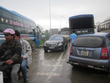  Nhiều đoạn đường, giao thông trở nên hỗn loạn.