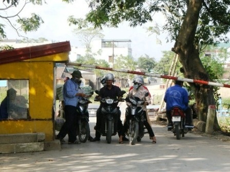 Nhân viên bán vé tại bến phà Bút Sơn chỉ đứng ra thu tiền nhưng không xé vé.