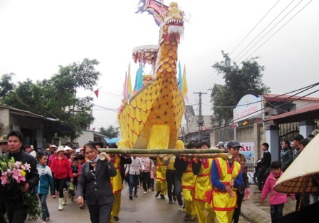 Sau những nghi lễ tại sân lễ chính, thuyền long châu sẽ được rước ra của biển để làm lễ tế.