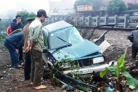 Xe chở GĐ Ngân hàng bị tàu hỏa tông văng xa gần 30m - 1 Hiện trường vụ tai nạn.