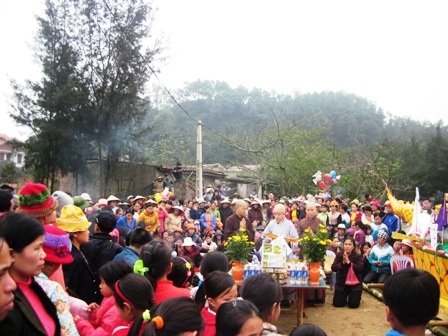 Sau những nghi lễ tại sân lễ chính, thuyền long châu sẽ được rước ra của biển để làm lễ tế.