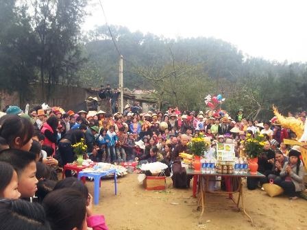 Sau những nghi lễ tại sân lễ chính, thuyền long châu sẽ được rước ra của biển để làm lễ tế.