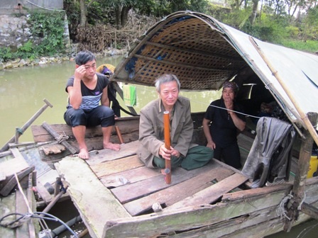  Sự chật chội trong những con thuyền nhỏ khiến xóm chài này trở nên nhếch nhác, bức bối hơn.
