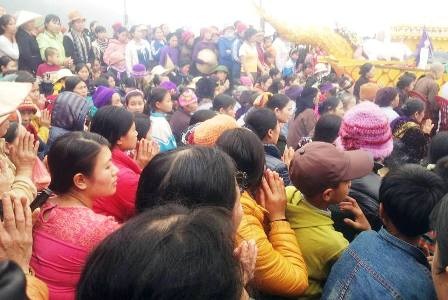 Sau những nghi lễ tại sân lễ chính, thuyền long châu sẽ được rước ra của biển để làm lễ tế.