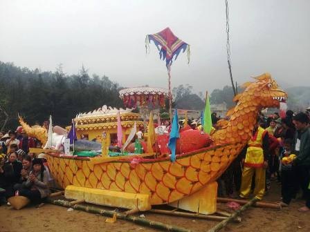  Chiếc thuyền long châu sau khi làm nghi lễ xong sẽ được hóa vàng ra biển lớn.