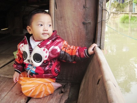 Gia đình ông Nguyễn Văn Lượng chỉ có con thuyền nhỏ 5m2 nhưng có đến hơn 10 người sinh sống.