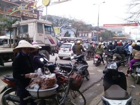 Nghi vấn một thanh niên gặp nạn vì bị công an đuổi - 2 Giao thông ách tắc đoạn qua hiện trường vụ tai nạn