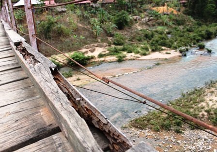 Các thanh gỗ và dây cáp chống rung dọc hai bên cầu treo xã Tam Lư, huyện Quan Sơn đã bị xuống cấp.