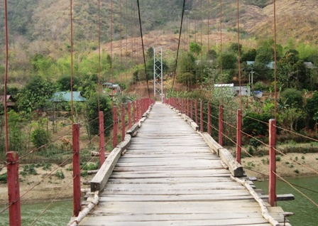 Cầu treo bản Lát cao hơn so với mặt nước hàng chục mét.