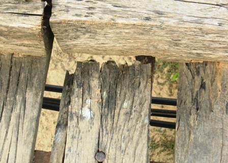 Trên mặt cầu có nhiều lỗ hổng nên người qua cầu dễ bị mắc chân xuống.