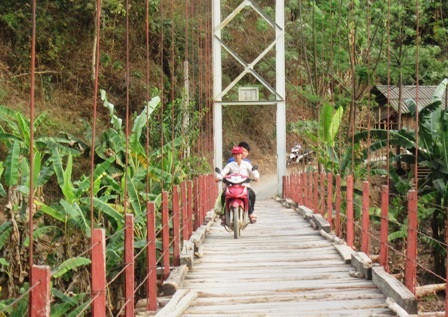 Cây cầu là giao thông huyết mạch từ thị trấn Mường Lát vào xã Tam Chung và Mường Lý.