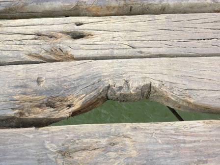 Nhiều tấm lát trên mặt cầu đã xuống cấp.