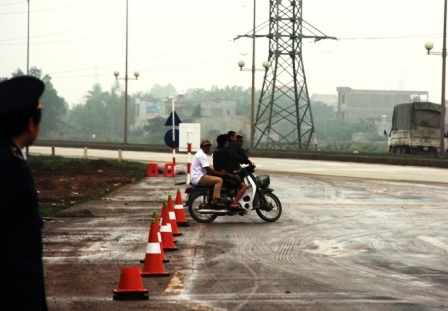 Lực lượng cò thường xuyên có mặt gần trạm cân.