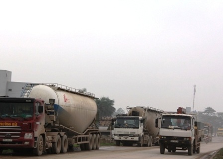 Xe tải xếp hàng ven đường khu vực phía Nam đường tránh TP Thanh Hóa.