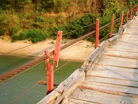 Hàng chục cầu treo xuống cấp nghiêm trọng