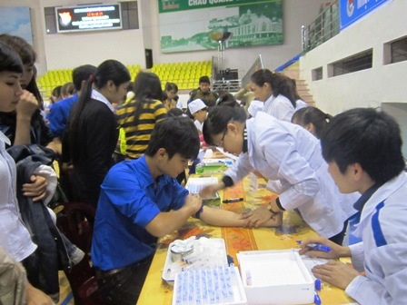 Gần 1.000 đoàn viên, thanh niên tham gia hiến máu tình nguyện - 1 Các đoàn viên, thanh niên tham gia hiến máu tình nguyện.