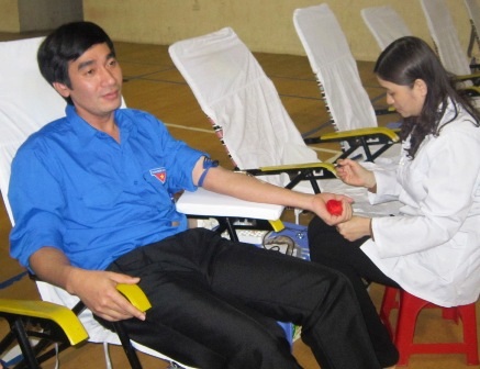 Gần 1.000 đoàn viên, thanh niên tham gia hiến máu tình nguyện - 2 Các đoàn viên, thanh niên tham gia hiến máu tình nguyện.