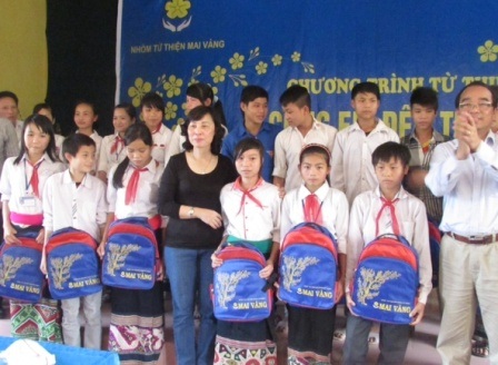 Nhóm từ thiện trao quà tới các em học sinh khó khăn tại huyện Thường Xuân.