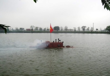 Tàu chạy thử nghiệm quanh hồ.