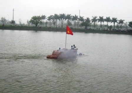 Tàu đang chạy thử nghiệm hệ thống bánh lái quanh hồ, chưa thể lặn vì độ sâu hồ không đảm bảo.