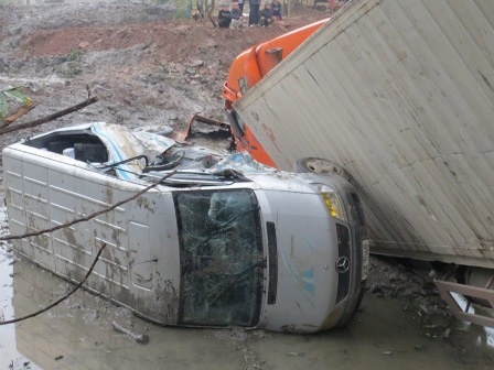 Hai chiếc xe lao xuống hố công trình bị hư hỏng nặng.